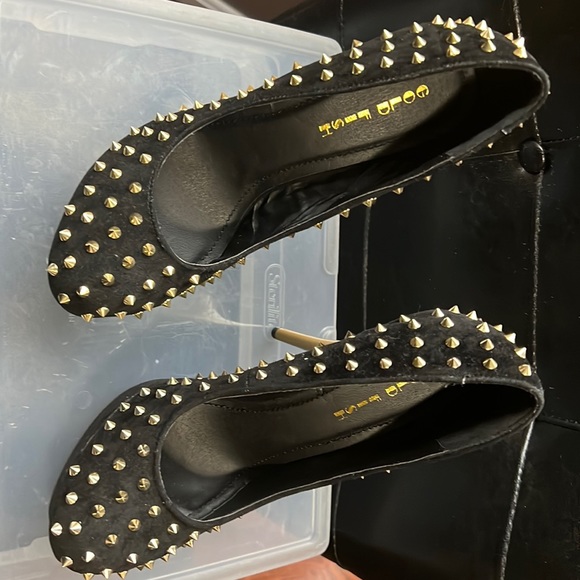 Black velvet 5 inch heel with Gold Spikes - Picture 1 of 6